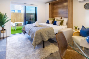 Downtown Comfort: Modern Studio with Backyard